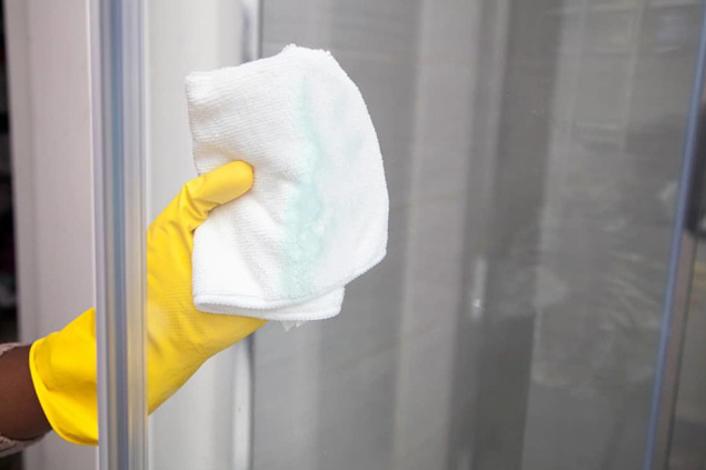 Steps for Cleaning Glass Shower Doors with Vinegar and Baking Soda